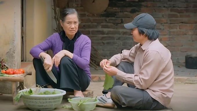 truc-tiep-lo-hen-voi-ngay-xanh-tap-34-tren-vtv1-hom-nay-7-5-160747_955.jpg Ông Kỳ tìm cách lấy địa chỉ của Duyên. Ảnh CMH