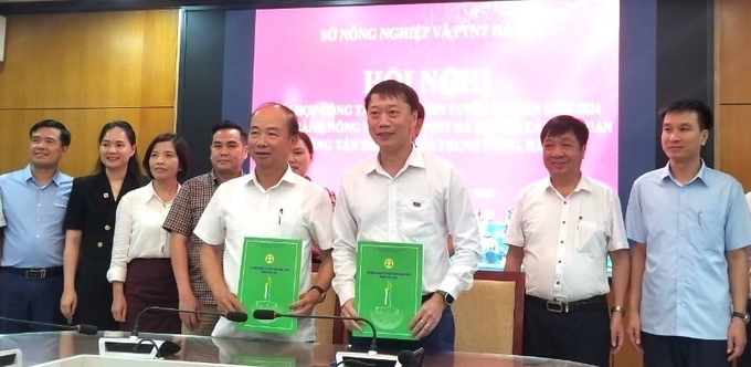 Ông Lê Trọng Đảm - Phó Tổng Biên tập Báo Nông nghiệp Việt Nam (thứ 5 từ phải sang) ký biên bản ghi nhớ hợp tác thông tin, tuyên truyền về ngành NN-PTNT Hà Nội với ông Nguyễn Đình Hoa - Phó Giám đốc Sở NN-PTNT Hà Nội. Ảnh: Dương Đình Tường.