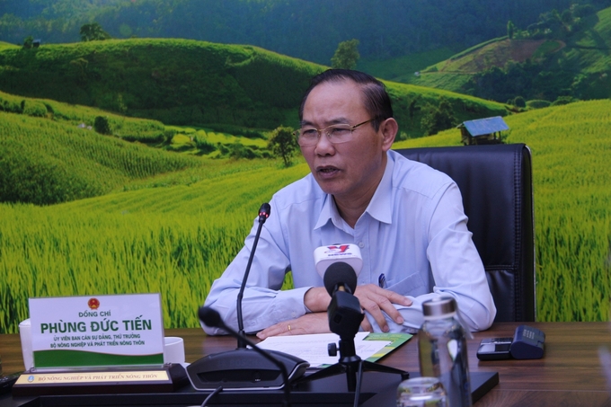 z5420041513345_0fecbef832273a6de65c595b68f59e3b-134701_575.jpg Thứ trưởng Bộ NN-PTNT Phùng Đức Tiến chỉ đạo tại cuộc họp liên ngành về phòng chống buôn lậu gia súc, gia cầm. Ảnh: Thùy Khánh.