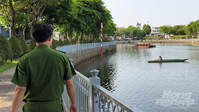 Phải nhờ đến sự giúp đỡ của công an phường Tân Định, đối tượng 'cá tặc' mới chịu bỏ đi. Ảnh: Lê Bình.