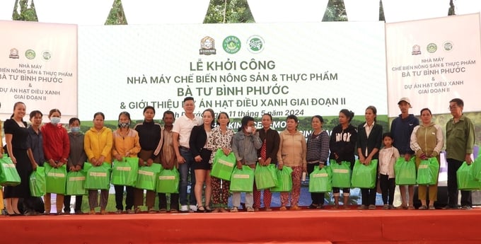 Ban tổ chức đã trao tặng 50 phần quà cho những đối tượng yếu thế. Ảnh: Trần Trung.