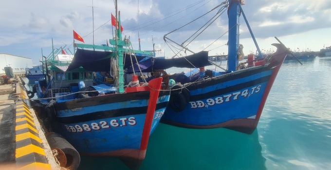 sgsdg-151608_154.jpg Tàu cá BĐ98826TS neo đậu tại âu tàu đảo Trường Sa để kiểm tra, sửa chữa.