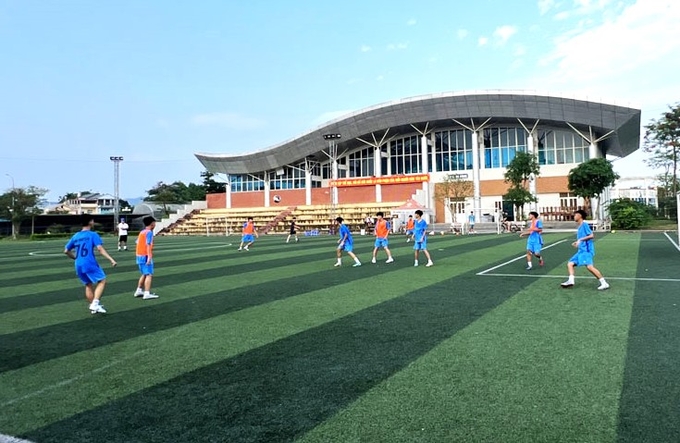 Sân bóng của Trường THPT Chuyên Thái Nguyên, một địa điểm các vận động viên sẽ tham gia thi đấu tại Hội khỏe Phù Đổng toàn quốc lần thứ X, năm 2024, khu vực 2.
