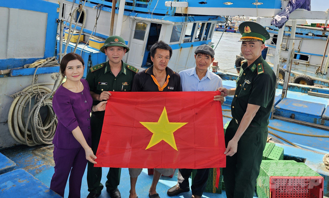 hhfcfcfcfc-194014_118-194015.jpg Lực lượng biên phòng thường xuyên kiểm tra chặt việc xuất, nhập bến của tàu cá và tuyên truyền các quy định về phòng chống IUU cho các chủ tàu cá. Ảnh: Lê Bình.