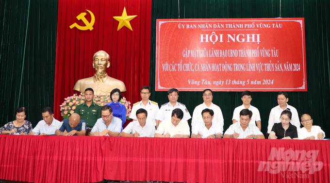 sdfsdfsf-193758_469-193759.jpg Thành phố Vũng Tàu tổ chức ký cam kết thực hiện nghiêm các quy định chống khai thác IUU trong năm 2024 giữa các đơn vị và ngư dân. Ảnh: TH.