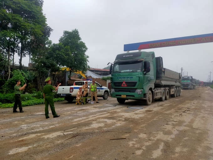 a-2-174606_740.jpg Lực lượng Công an tỉnh Yên Bái đã phát hiện xử lý nhiều trường hợp vi phạm tải trọng phương tiện. Ảnh: Thanh Tiến.