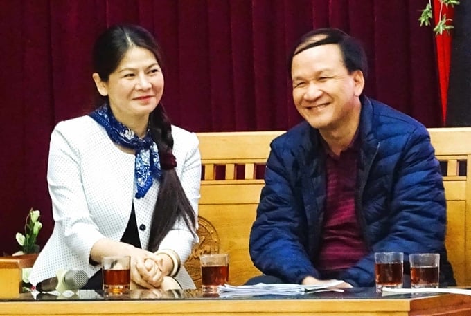 a1-150918_310.jpg 'Anh Hùng lụt bão' cùng chuyên gia khí tượng hàng không Nguyễn Thị Lan Oanh (Cục Hàng không Việt Nam) trong cuộc tọa đàm, giao lưu với sinh viên, cán bộ, người yêu Huế về thời tiết, biến đổi khí hậu ngày 5/12/2020 tại Trường ĐH Khoa học - ĐH Huế. Ảnh: Mai Đình Toàn.