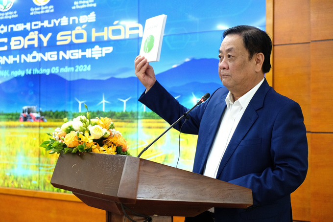 tngd9837-182533_35.jpg Cuốn sách 'Làng số' được Bộ trưởng Lê Minh Hoan đưa ra làm cảm hứng chia sẻ về số hóa ngành nông nghiệp. Ảnh: Tùng Đinh.