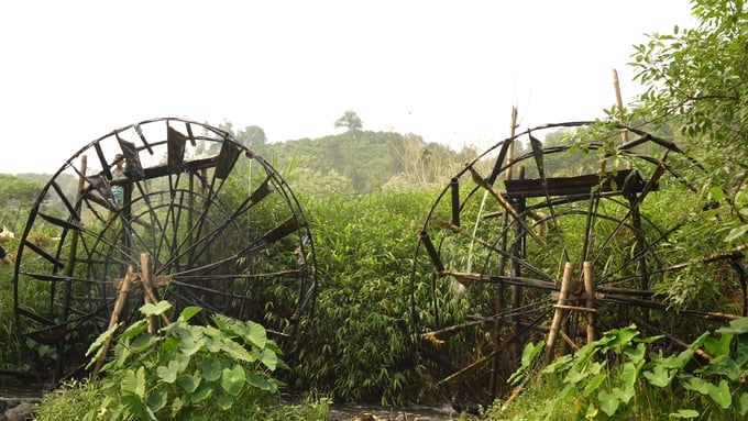 z5323918025152_29a56ab256741f561987c71e4fc8a1bc-231840_438.jpg Cách chống hạn bằng cọn nước đã giúp nông dân giảm chi phí thủy lợi và công lao động. Ảnh: Hùng Khang.