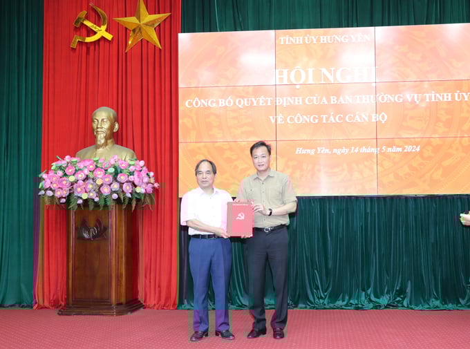 1445-075543_302.jpg Bí thư Tỉnh ủy Nguyễn Hữu Nghĩa (bên phải) trao quyết định nghỉ công tác cho ông Doãn Anh Quân. Ảnh: Báo Hưng Yên.