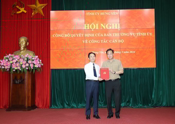 1535-075543_876.jpg Bí thư Tỉnh ủy Nguyễn Hữu Nghĩa (bên phải) trao quyết định bổ nhiệm đối với ông Nguyễn Văn Thơ. Ảnh: Báo Hưng Yên.
