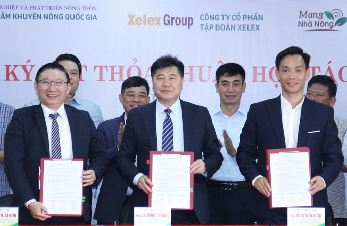 Trung tâm Khuyến nông Quốc gia, Công ty Cổ phần Tập đoàn XELEX và Công ty TNHH Mạng nhà nông ký kết hợp tác. Ảnh: Trung Quân. 