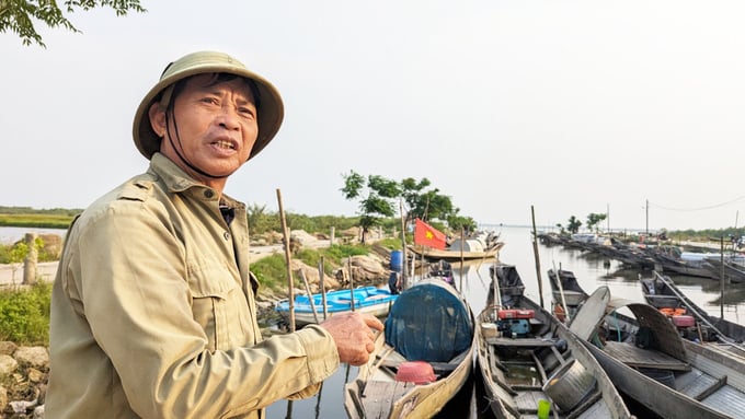 chuyen-ghi-ben-pha-tam-giang-bai-4-mai-nay-co-con-tom-ca-170515_555.jpg Ông Phan Minh bức xúc vì nạn khai thác 'hủy diệt' chưa được ngăn chặn triệt để. Ảnh: Công Điền.