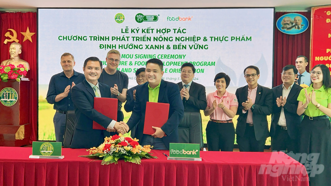 giam-thieu-hon-30-trieu-kg-phat-thai-co2-nho-vuon-thuc-pham-cong-dong-125141_258-125142.jpg PGS.TS Nguyễn Tất Toàn, Hiệu trưởng Trường Đại học Nông Lâm TP.HCM (bên trái) và ông Nguyễn Tuấn Khởi - Chủ tịch Food Bank Việt Nam (bên phải) bắt tay tại lễ ký kết. Ảnh: Trần Phi.