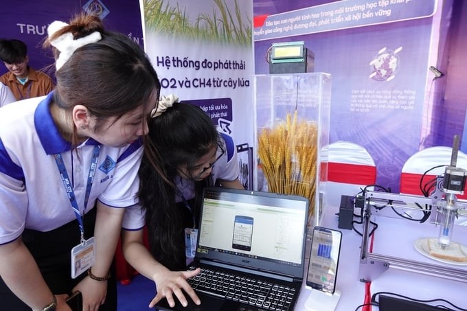 Project 'EcoTraceTech – System for measuring CO2 and CH4 emissions from rice plants' of a group of Can Tho University students. Photo: Kim Anh.