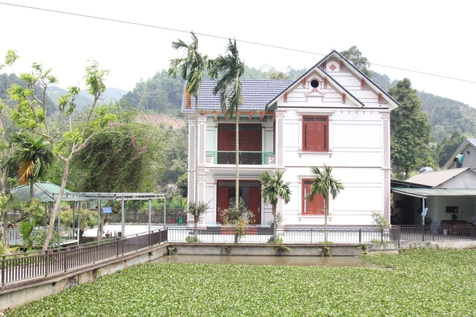 a-15-235240_440.jpg Ngôi nhà khang trang, hiện đại của người dân nằm bên ao ba ba được xây dựng kiên cố. Ảnh: Thanh Tiến.