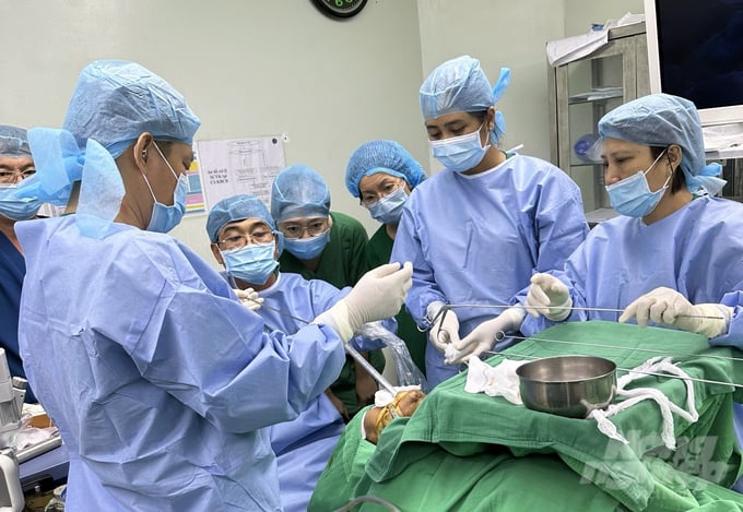 Các bác sĩ nội soi lấy dị vật xương gà phức tạp, nhiều ngạnh, cắm vào thực quản cụ ông M. P. B. Ảnh: Lê Hoàng Vũ.