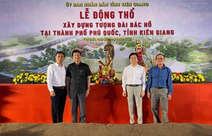 NSND Vương Duy Biên (thứ hai, phải sang) tại Lễ động thổ xây dựng Tượng đài Bác Hồ tại TP Phú Quốc (năm 2022).