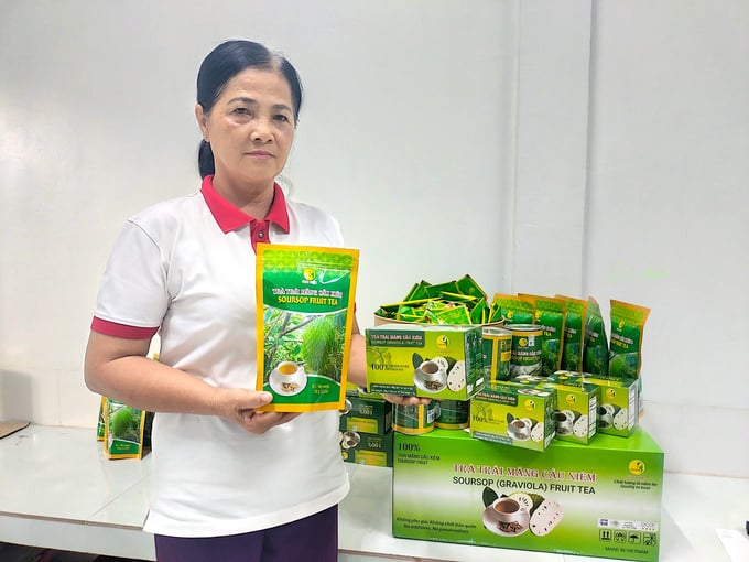 35fa0302069aa7c4fe8b-145740_998.jpg Ứng dụng khoa học công nghệ trong chế biến sản phẩm từ mãng cầu xiêm ở cù lao Tân Phú Đông. Ảnh: Minh Đảm.