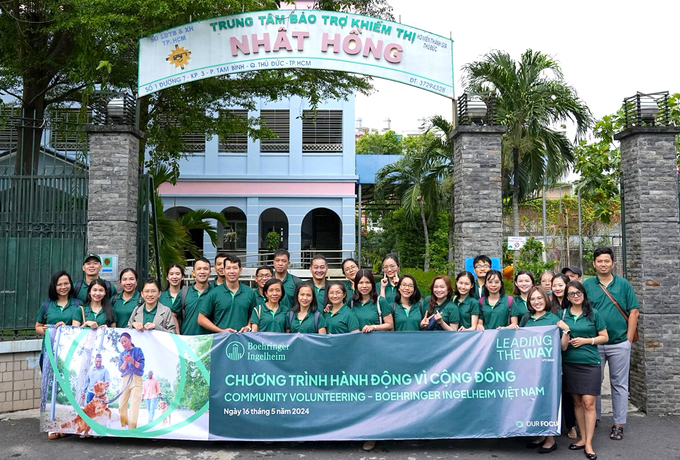a-1-100228_123.jpg Nhân viên của Boehringer Ingelheim Việt Nam tham gia một hoạt động vì cộng đồng.