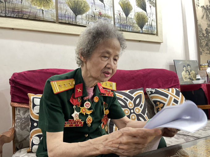 a4-022532_934.jpg Người nữ phục vụ già xúc động khi ôn lại kỷ niệm những ngày tháng được phục vụ Bác. Ảnh: Minh Toàn.