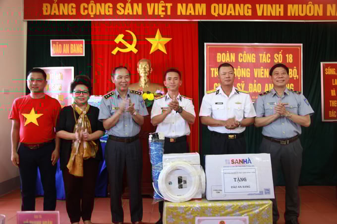 img_1559-112913_855.jpg Đoàn công tác thăm hỏi, động viên, tặng quà cho quân, dân trên đảo. Ảnh: Xuân Hào.