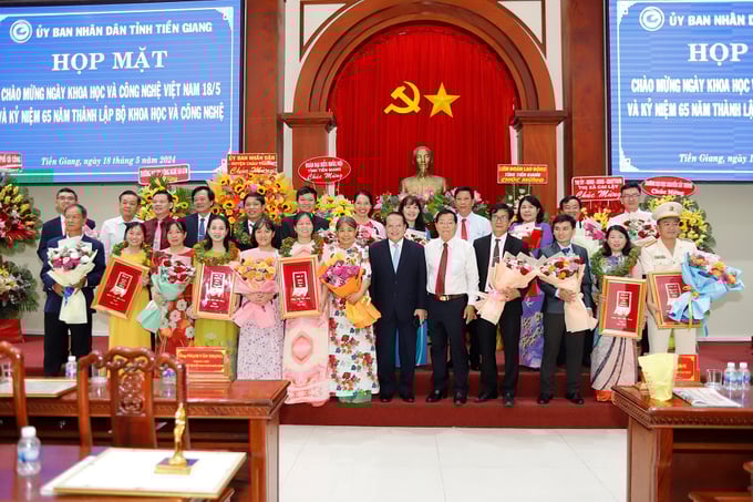 khcn3a-145917_211.jpg Dịp này, tỉnh Tiền Giang tôn vinh nhiều trí thức tiêu biểu trong lĩnh vực khoa học và công nghệ. Ảnh: Minh Đảm.