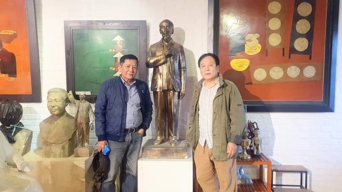 NSND Vương Duy Biên (phải) và tác giả bài viết bên mẫu tượng đài Bác Hồ.