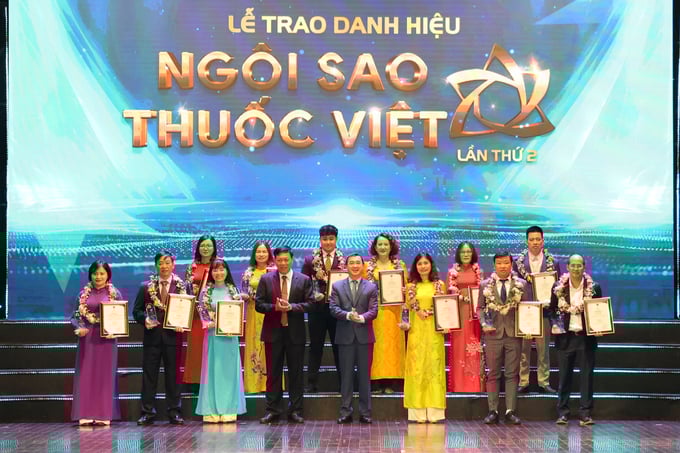vinh-danh-hang-chuc-san-pham-thuoc-viet-nam-chat-luong-cao-nam-2024-094843_429.jpeg Hơn 60 sản phẩm đã được vinh danh trong lễ trao giải 'Ngôi sao thuốc Việt' lần thứ 2. Ảnh: SKĐS.