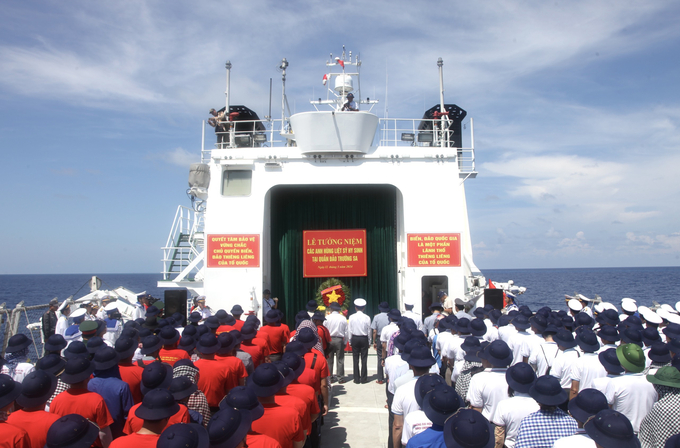 z5452126264921_f031fde331535e0cbaf25f97b4bc76dd-112645_504.jpg Lễ tưởng niệm những cán bộ, chiến sỹ Hải quân đã anh dũng hy sinh trong sự kiện ngày 14/3/1988 tại quần đảo Trường Sa. Ảnh: Xuân Hào.