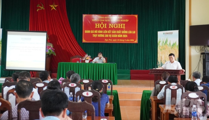 Hội nghị đánh giá mô hình liên kết sản xuất giống lúa lai Thụy Hương 308 thu hút đông đảo bà con xã Nga Phú tham dự. Ảnh: QT.