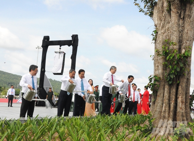 Các đại biểu trồng và chăm sóc cây xanh nơi đặt tượng đài Bác Hồ trong khu quảng trường Hồ Chí Minh tại thành phố Phú Quốc. Ảnh: Trung Chánh.