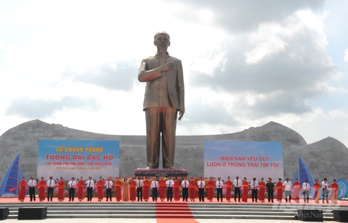 Các đại biểu cắt băng khánh thành quảng trường Hồ Chí Minh và tượng đài Bác Hồ tại thành phố Phú Quốc. Ảnh: Trung Chánh.
