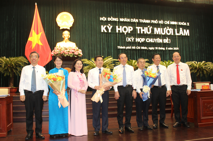 pho-chu-tich-ubnd-tphcm-132914_974.jpg Bí thư Thành ủy TP.HCM Nguyễn Văn Nên chúc mừng bà Trần Thị Diệu Thúy và ông Dương Ngọc Hải được bầu làm Phó Chủ tịch UBND TP.HCM. Ảnh: Thành Nhân.