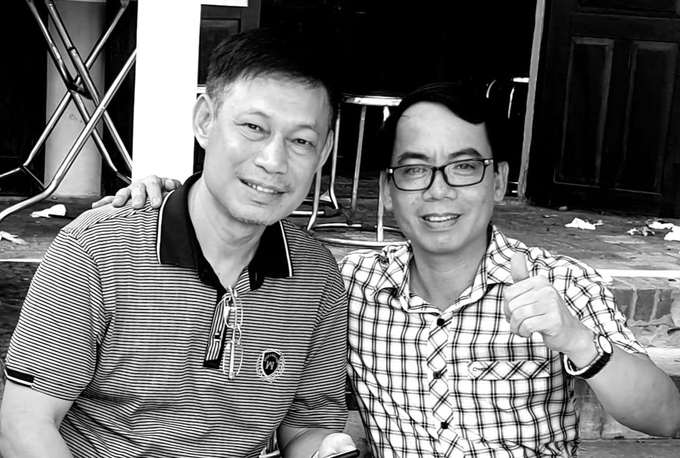 z5445190042366_67982471d5181c71d06107304c889909-103830_987.jpg Tác giả chụp ảnh cùng nghệ sĩ Tiến Hợi. Ảnh: Nhân vật cung cấp.