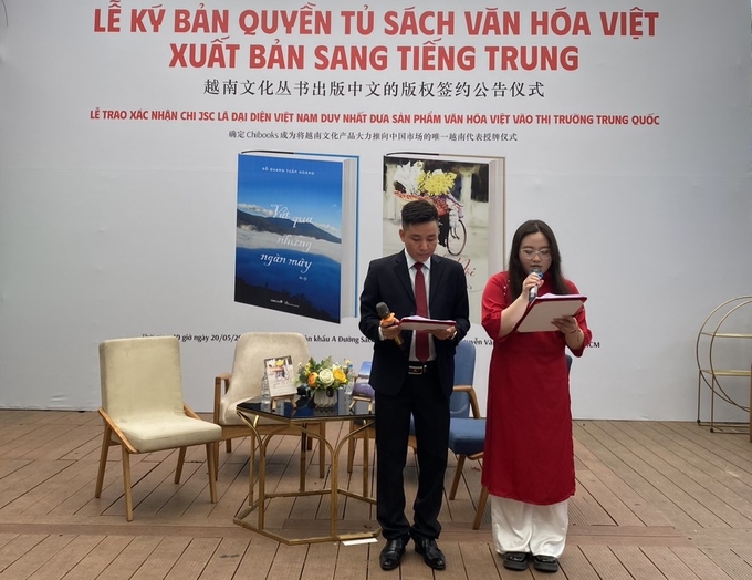 1-le-ky-ket-170113_460.jpg Lễ ký kết bản quyền Tủ sách văn hóa Việt xuất bản sang Trung Quốc được diễn ra sáng 20/5.