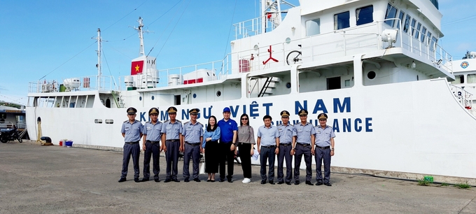 cong-doan-bo-nn-ptnt-tham-hoi-doan-vien-cong-tac-noi-bien-gioi-hai-dao-113146_769.jpg Đoàn công tác của Công đoàn cơ quan Bộ NN-PTNT đi thăm tàu kiểm ngư. Ảnh: CĐ.