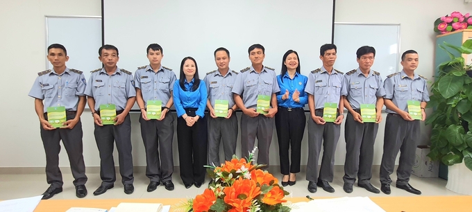 cong-doan-bo-nn-ptnt-tham-hoi-doan-vien-cong-tac-noi-bien-gioi-hai-dao-113223_548.jpg Bà Phan Thị Huệ, Phó Chủ tịch Công đoàn NN-PTNT Việt Nam và bà Vũ Thị Phương Lan, Chủ tịch Công đoàn cơ quan Bộ tặng quà đoàn viên có hoàn cảnh khó khăn. Ảnh: CĐ.