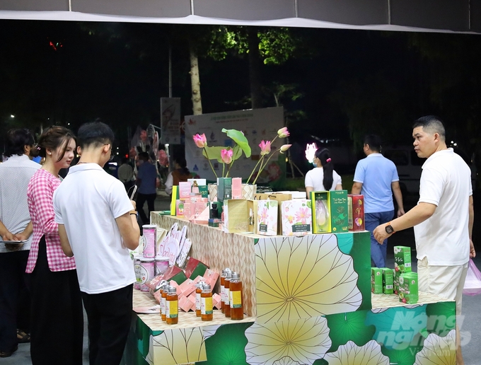z5457340774901_274c6afbfc01bbc01b8070a33708391e-093437_286-093438.jpg Sau 4 ngày diễn ra, lễ hội đã thu hút trên 200.000 lượt khách đến tham quan, trong đó có 297 khách nước ngoài. Doanh thu các hoạt động tại lễ hội ước gần 100 tỷ đồng. Ảnh: Lê Hoàng Vũ.