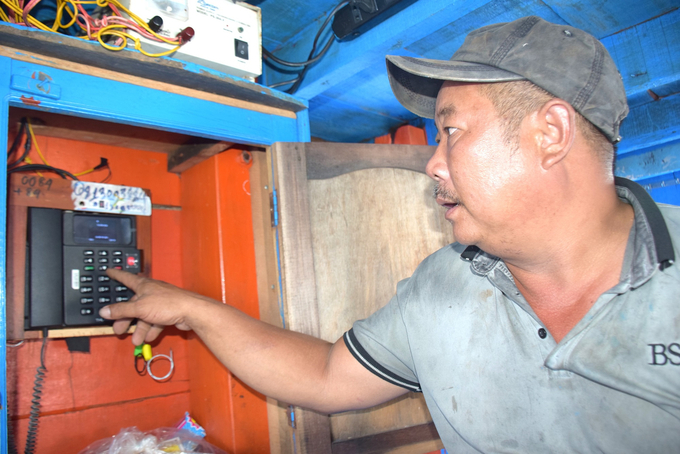 2-085557_362.jpg Ngư dân Nguyễn Tấn Hải, chủ tàu cá BĐ 93884 TS ở xã Cát Khánh (huyện Phù Cát, Bình Định) chỉ thiết bị VMS trên tàu của mình đang bị mất kết nối. Ảnh: Phương Chi.