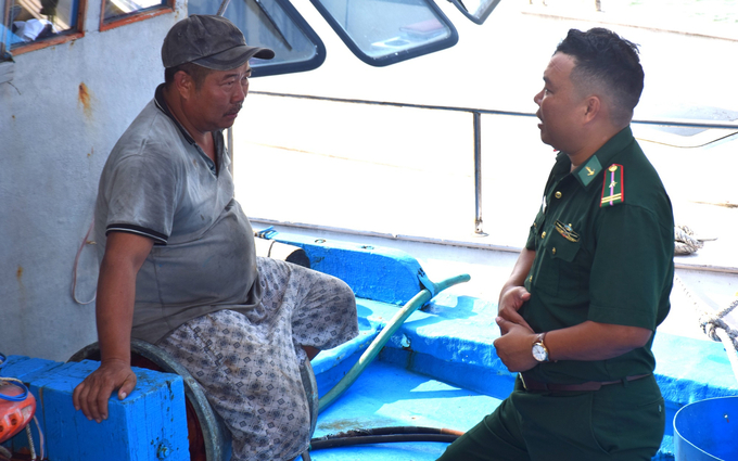 3-085558_95.jpg Ngư dân Nguyễn Tấn Hải, chủ tàu cá BĐ 93884 TS ở xã Cát Khánh (huyện Phù Cát, Bình Định), lo lắng bày tỏ với lực lượng Bộ đội biên phòng Bình Định. Ảnh: Phương Chi.