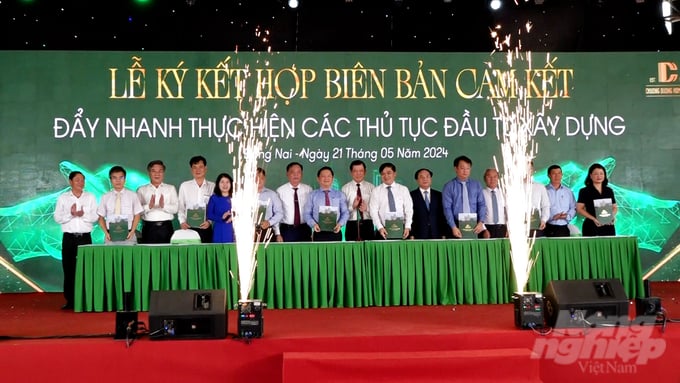 chinh00_03_16_08still004-171503_299-171504.jpg Các sở ngành địa phương đã ký kết thúc đẩy chương trình phát triển nhà ở xã hội năm 2024-2025. Ảnh: Minh Sáng.