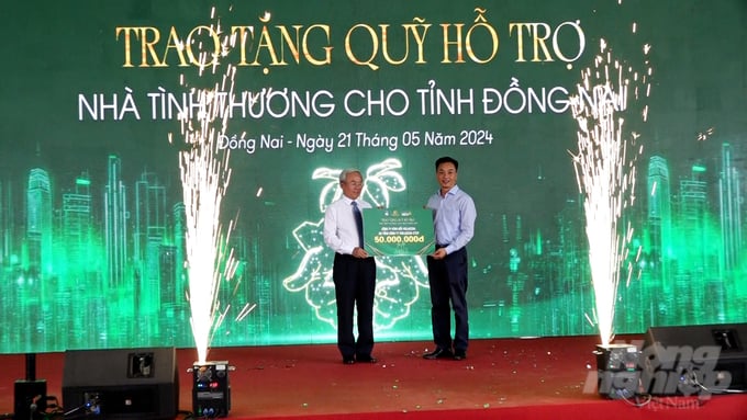 chinh00_03_50_10still005-171505_719-171505.jpg Công ty CP Chương Dương Homeland và các đối tác đã trao tặng hàng trăm triệu đồng cho quỹ hỗ trợ nhà tình thương tỉnh Đồng Nai. Ảnh: Minh Sáng.