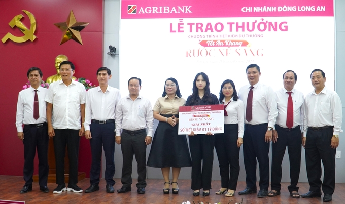 agribank-dong-long-an-trao-86-giai-thuong-tet-an-khang--ruoc-xe-sang-152932_1.jpg Ngân hàng Agribank Đông Long An trao thưởng cho đại diện khách hàng may mắn nhận được giải Nhất chương trình tiết kiệm dự thưởng 'Tết an khang - Rước xế sang'. Ảnh: Kim Anh.