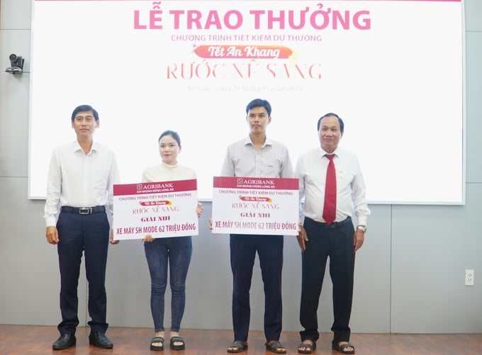 agribank-dong-long-an-trao-86-giai-thuong-tet-an-khang--ruoc-xe-sang-152952_339.jpg Hai khách hàng may mắn nhận được giải Nhì, mỗi giải trị giá 62 triệu đồng. Ảnh: Minh Trí.
