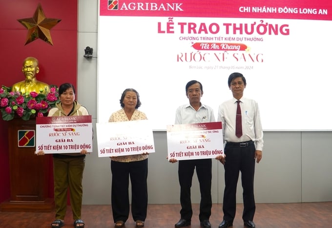 agribank-dong-long-an-trao-86-giai-thuong-tet-an-khang--ruoc-xe-sang-153012_318.jpg Ông Ngô Thành Lợi, Phó Giám đốc Agribank Đông Long An trao giải thưởng cho các khách hàng nhận được giải Ba. Ảnh: Kim Anh.