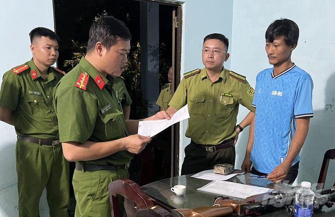 Công an huyện và đại diện Hạt Kiểm lâm Côn Đảo làm việc với đối tượng.