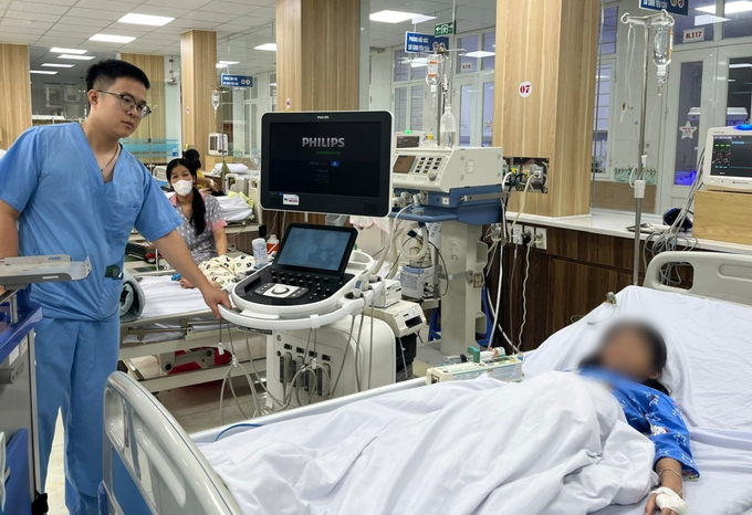 Cháu Bùi Thu Ng. bị đốt gần 30 mũi, đang điều trị tại Bệnh viện Trẻ em Hải Phòng. Ảnh: Đinh Mười.