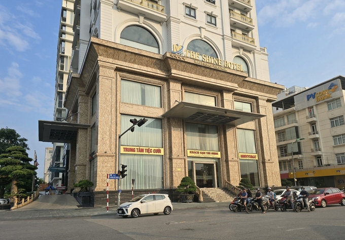 Khu vực bắt tổ ong trú ngụ là ngã tư đường, nhiều người qua lại. Ảnh: Đinh Mười.