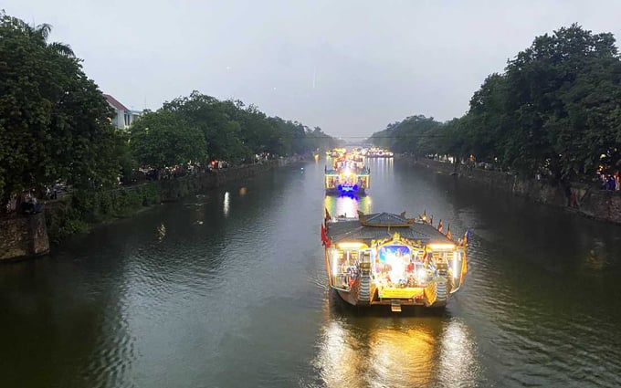 pd4-150646_148.jpg Đoàn rước thuyền từ chùa Diệu Đế lên Tổ đình Từ Đàm. Ảnh: CĐ.